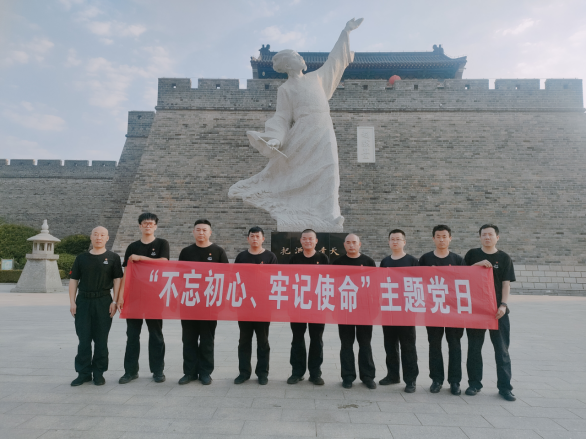 諸城守押大隊黨支部超然臺黨性教育基地開展“不忘初心、牢記使命”現(xiàn)場教學活動405.png